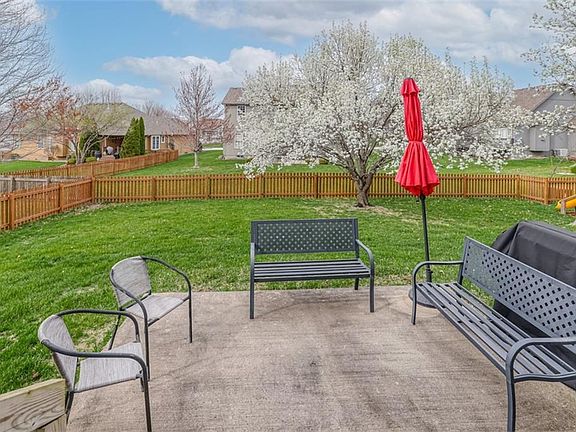 5th image of 404 SW Stacey Dr