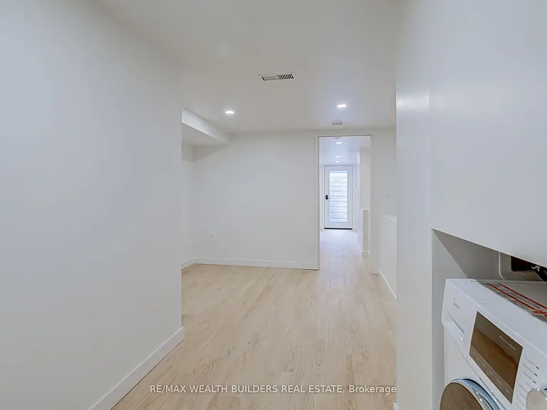 2443 Dundas St W — Photo 16