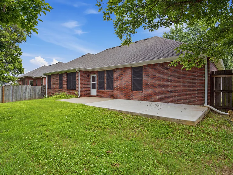 305 NW Palomino St — Photo 18