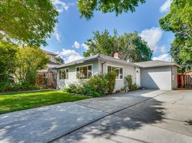 32-32A Annie Laurie Avenue