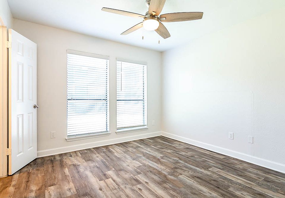 Both rooms in our 2 bed units include spacious closets and large beautiful windows for great natural lighting!