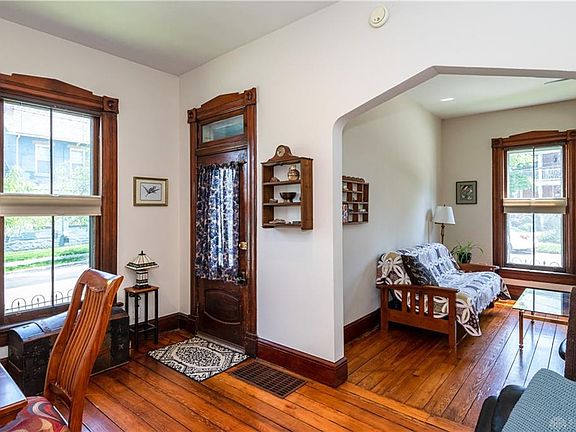 5th image of 253 Oak St