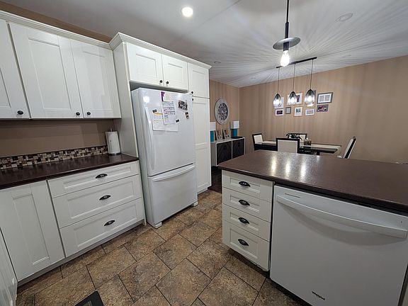 5th image of 1065 Hickorywood Cres