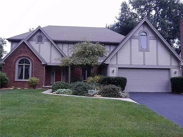 2710 Stoneleigh Dr photo 1