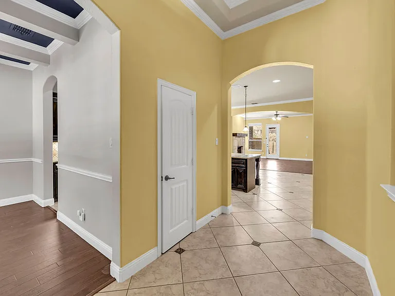 1721 Medina Ln — Photo 9