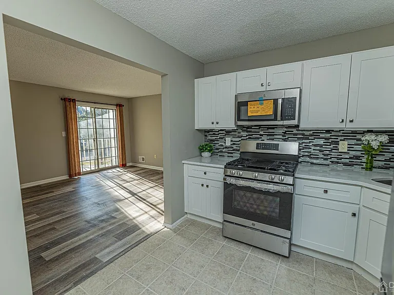 142 Darwin Ln — Photo 3