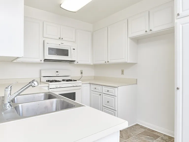 1799 N Hollywood Way #G — Photo 5