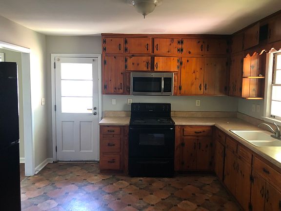 3rd image of 2566 Dewey Ave