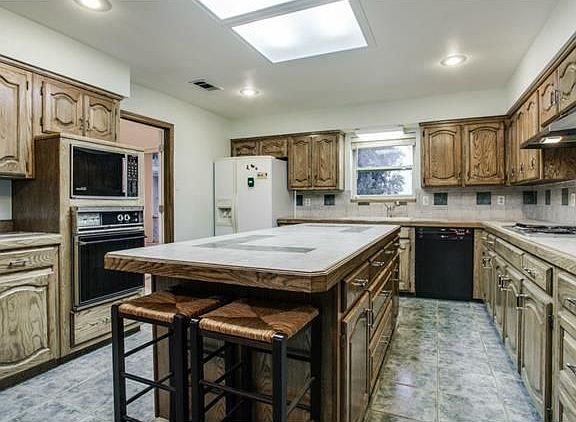 4th image of 2204 Royal Crest Dr