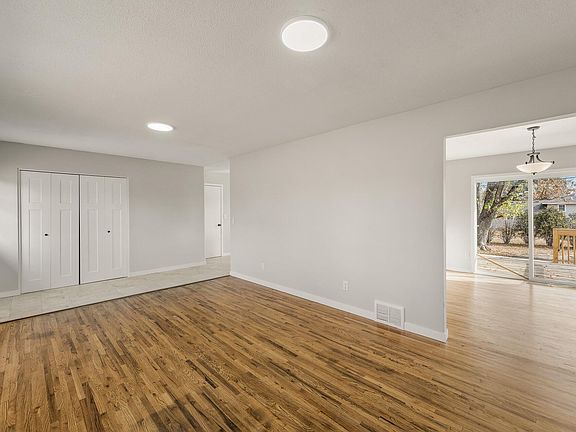 5th image of 16190 Flagstaff Ave W