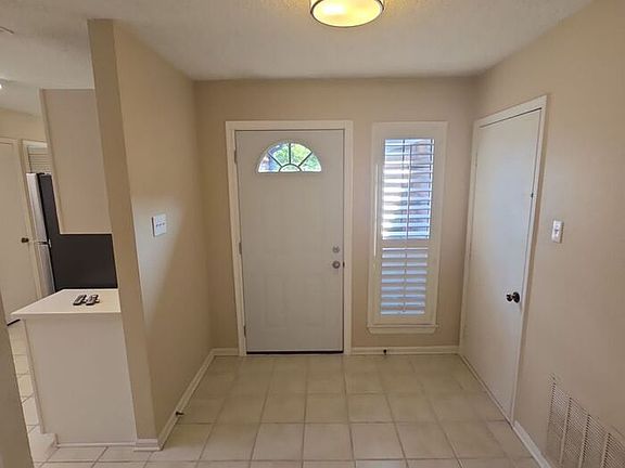 3rd image of 5125 Colonial Dr