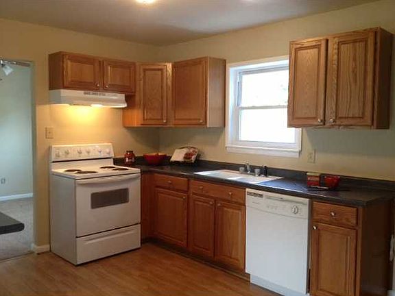2nd image of 916 Stratford Hall Dr