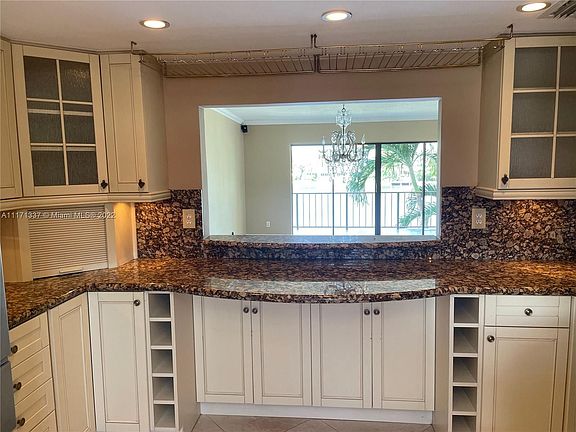 4th image of 833 NE 18th Ct APT 9