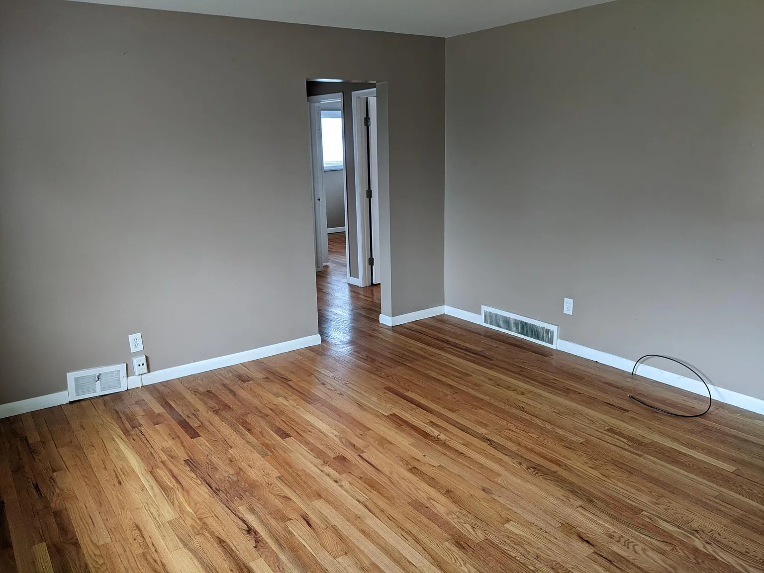 3 bed, 972 sqft, $1,440 — Photo 2