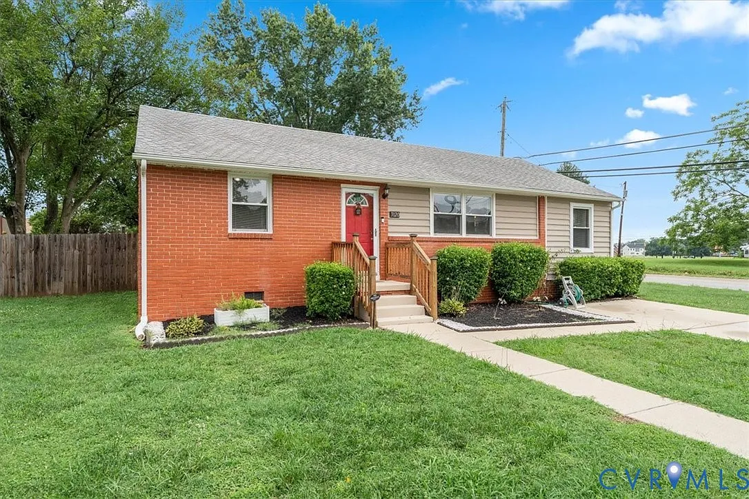 3 bed, 2.0 bath, 1215 sqft, $2,400 — Photo 3