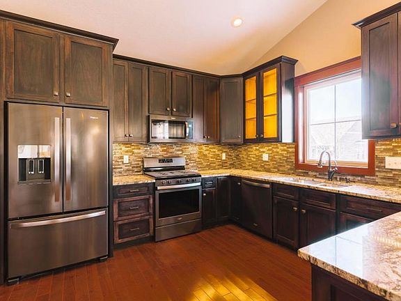 3rd image of 275 Wentworth Ave E