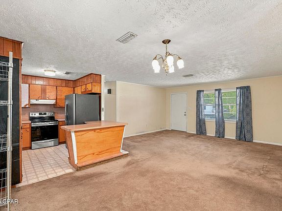 5th image of 837 Maple St