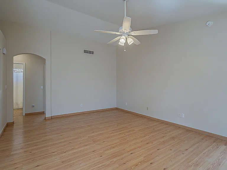 718 W Baylor Ln — Photo 7
