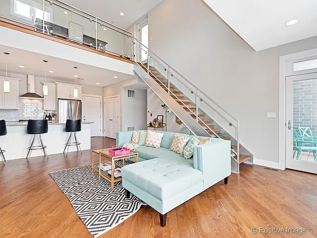1607 W Irving Park Rd — Photo 4