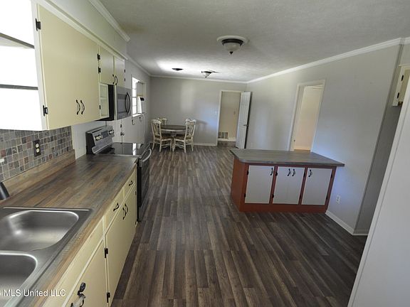 3rd image of 2111 Country Club Dr