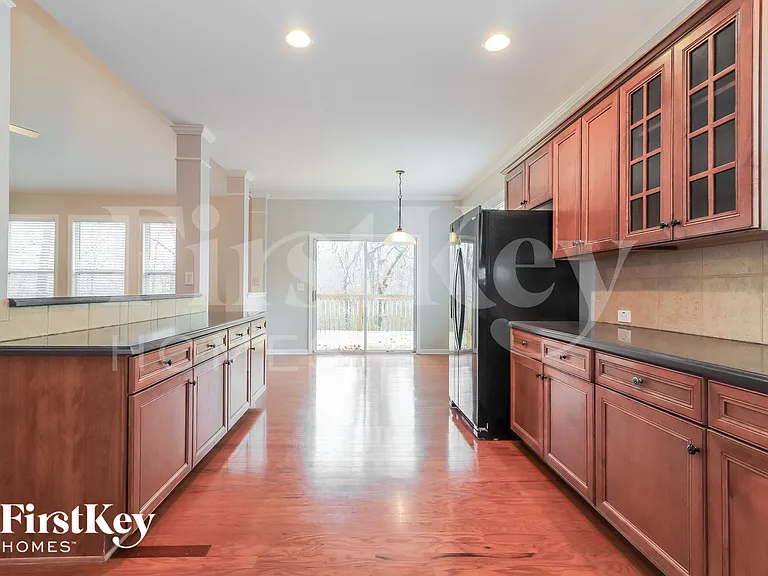 677 Longwood Pl — Photo 6
