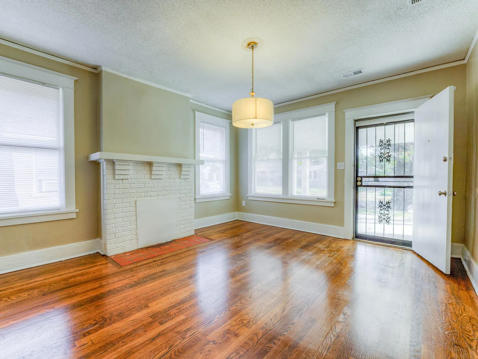 3 bed, 1607 sqft, $1,795 — Photo 2