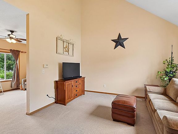 4th image of 1520 Maple Dr