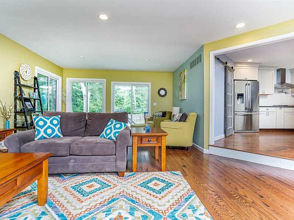 4th image of 33 Lacy Ln
