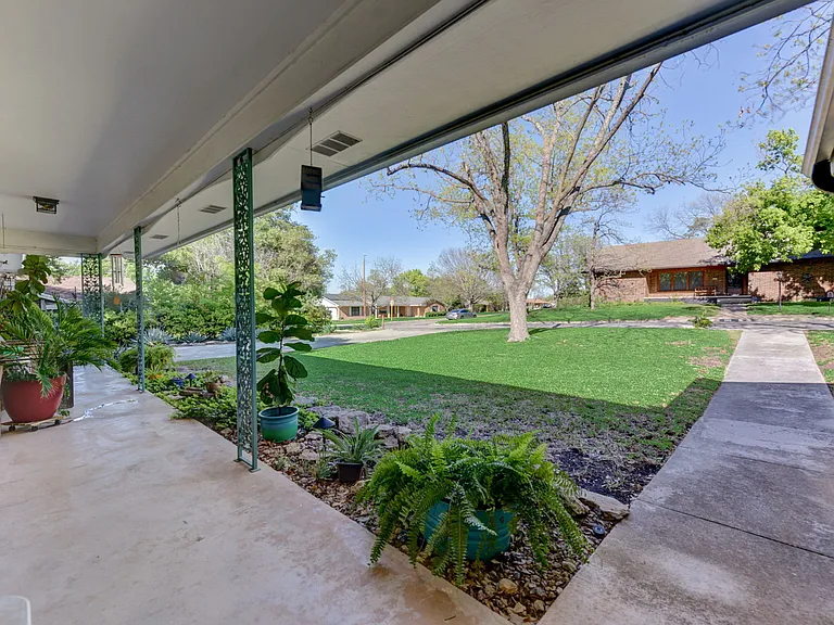 210 Live Oak Dr — Photo 6