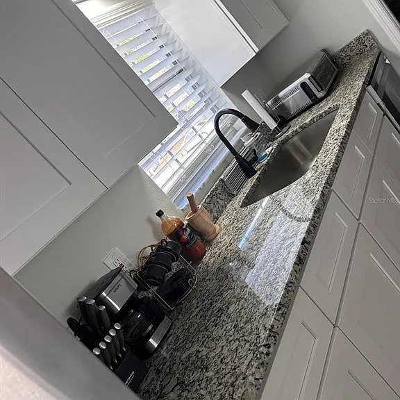 802 Gregory Ln — Photo 10