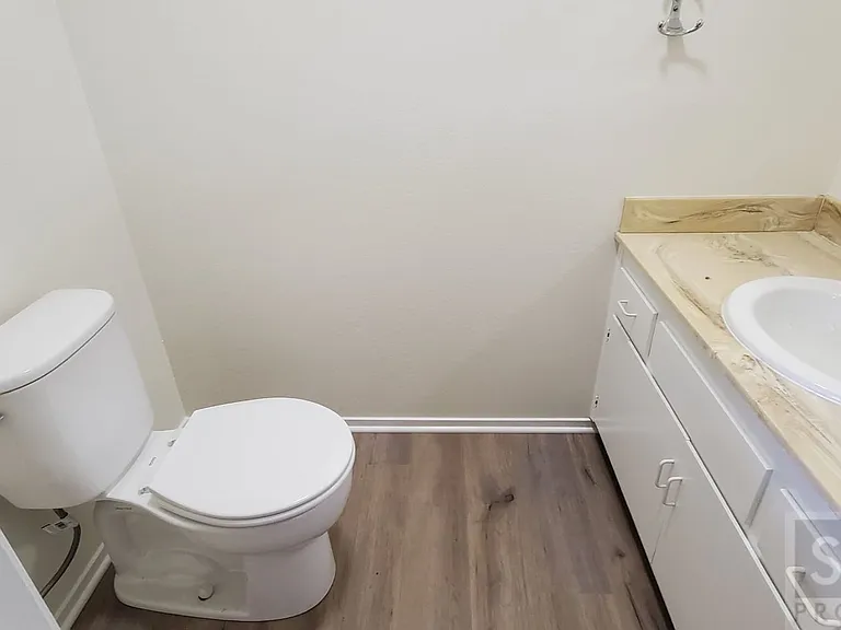 812 Emerald Ct — Photo 28