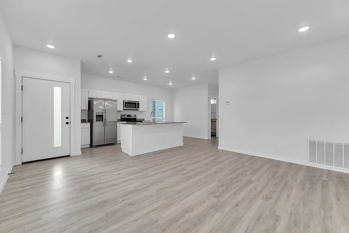 3 bed, 1100 sqft, $1,700 — Photo 3