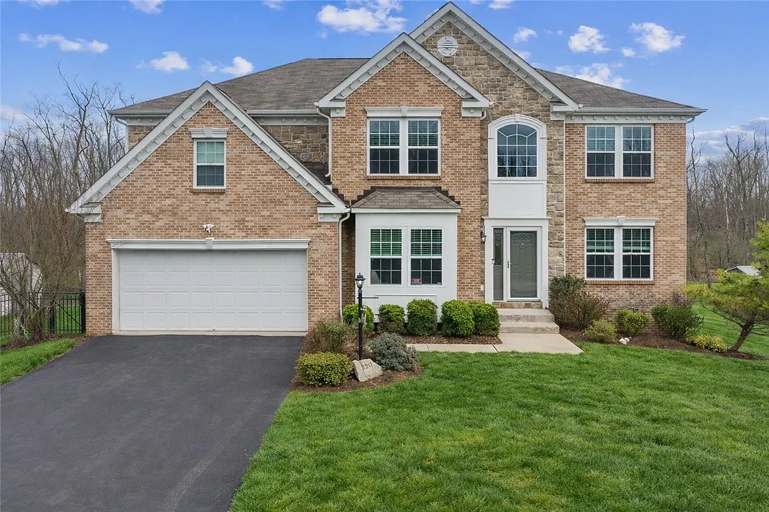 220 Williamsburg Dr photo 1