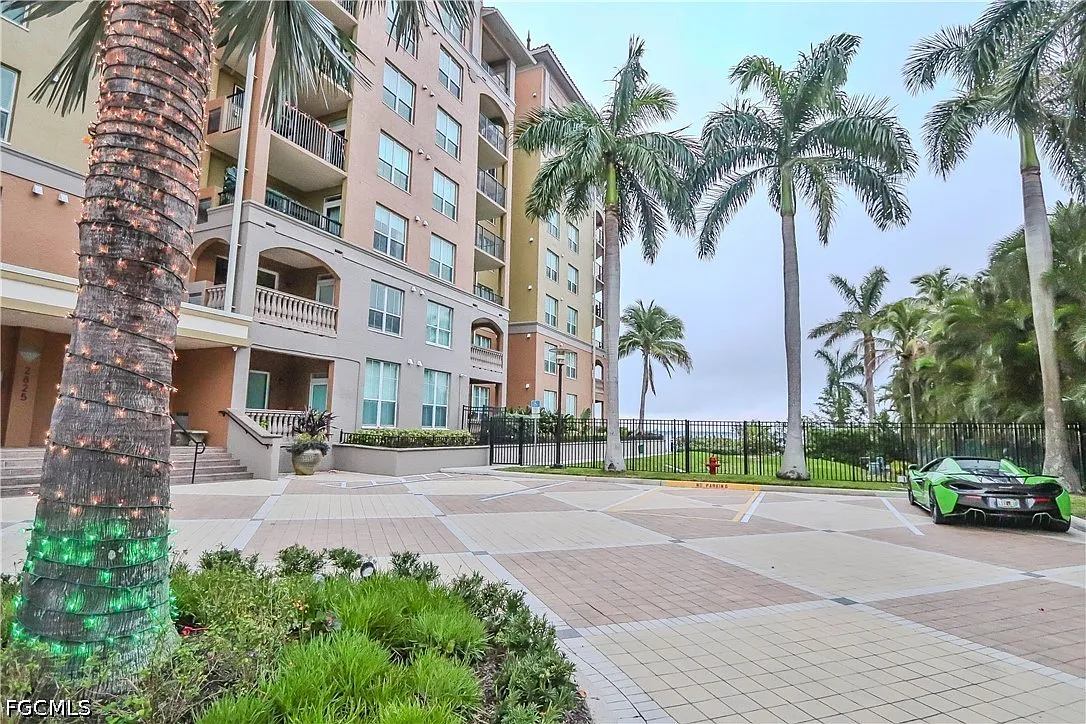 1 bed, 1.5 bath, 685 sqft, $1,695 — Photo 2