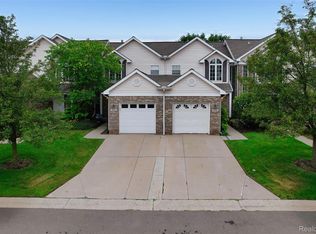 834 Natures Cove Ct, Wixom, MI 48393