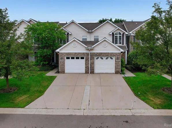 834 Natures Cove Ct, Wixom, MI 48393