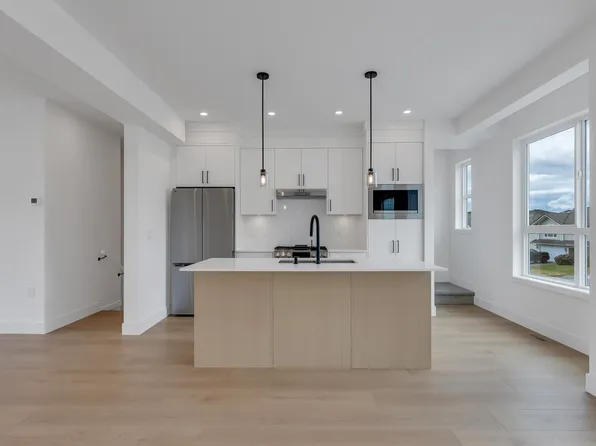 30501 Robin Dr #4, Abbotsford, BC V2T 5S1