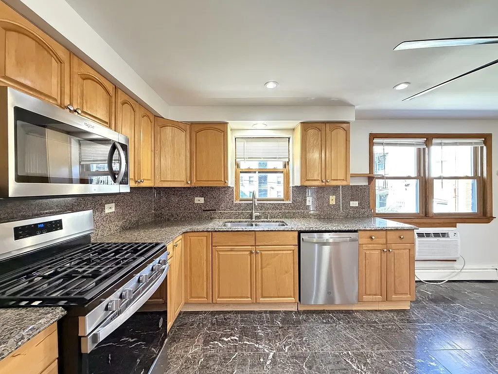 Amazing 3 Bed, 1.5 Bath at Gale + Lester (Jefferson Park) — Photo 4