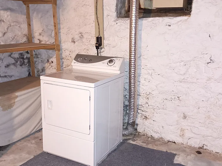 Laundry room (basement)