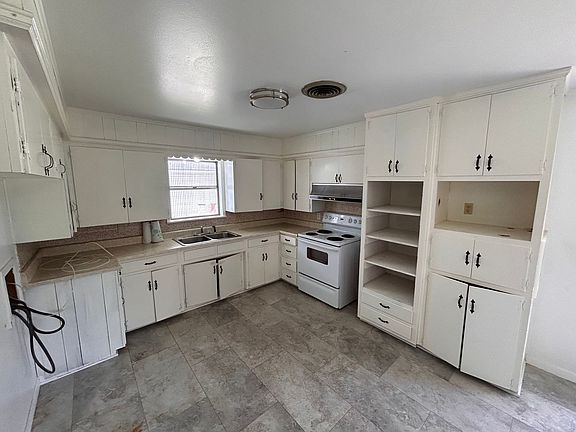 3rd image of 705 Carver St