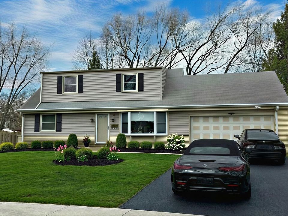 1st image of 8 Greenwood Ct N