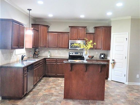 3rd image of 8 Bristol Ln
