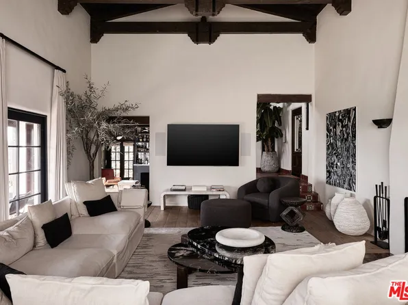 7902 Fareholm Dr, Los Angeles, CA 90046