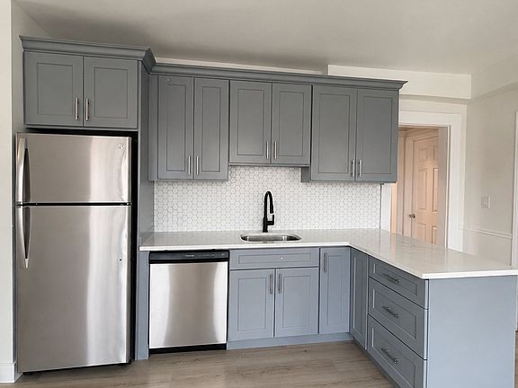 4th image of 2391 Main St #3