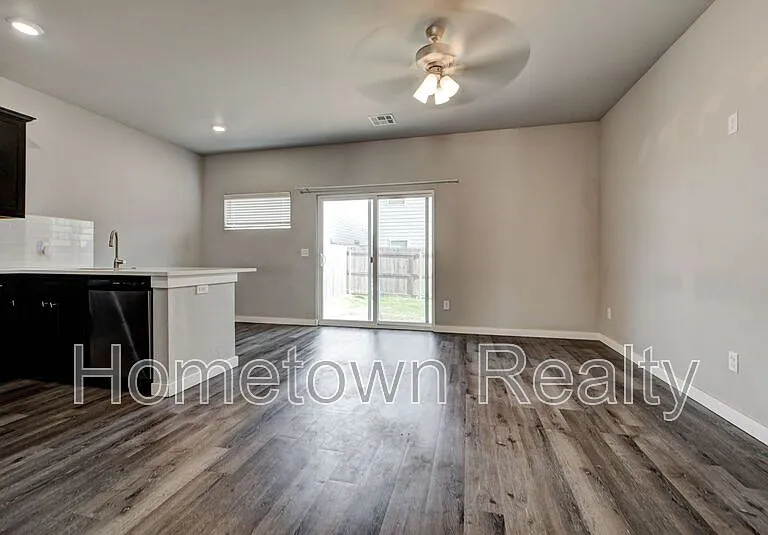 8921 NW 109th Ter — Photo 6