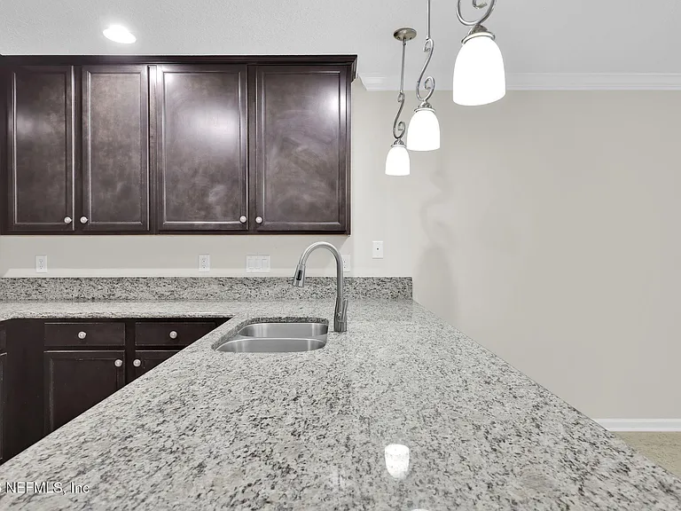 452 Walnut Dr — Photo 9
