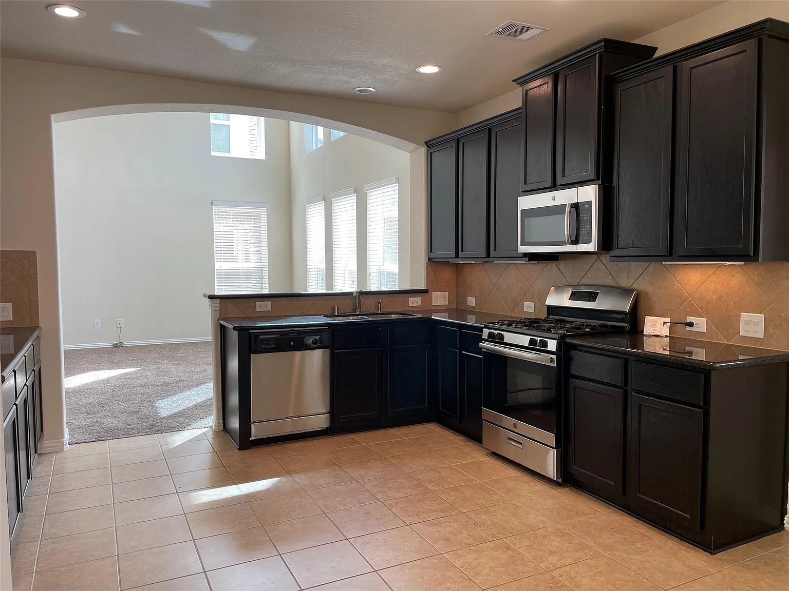 4 bed, 2.5 bath, 2345 sqft, $2,200 — Photo 4