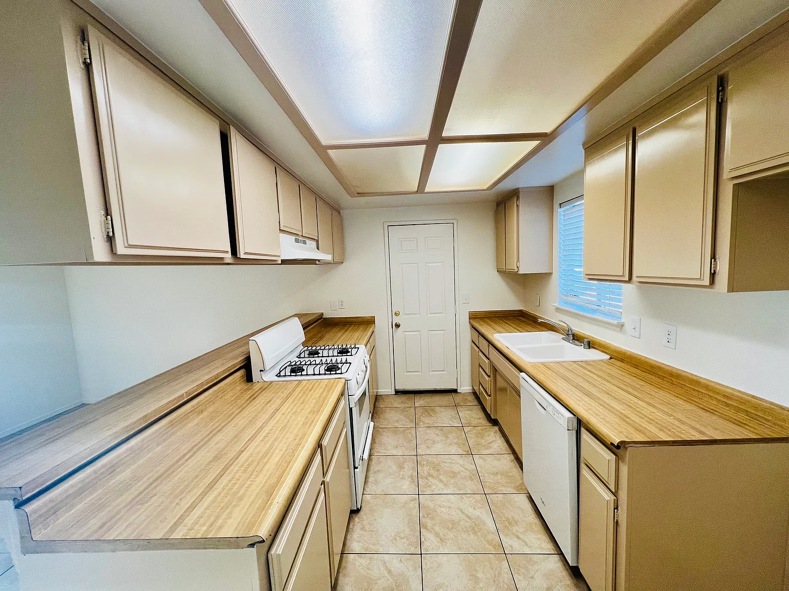 3 bed, 1318 sqft, $1,900 — Photo 4