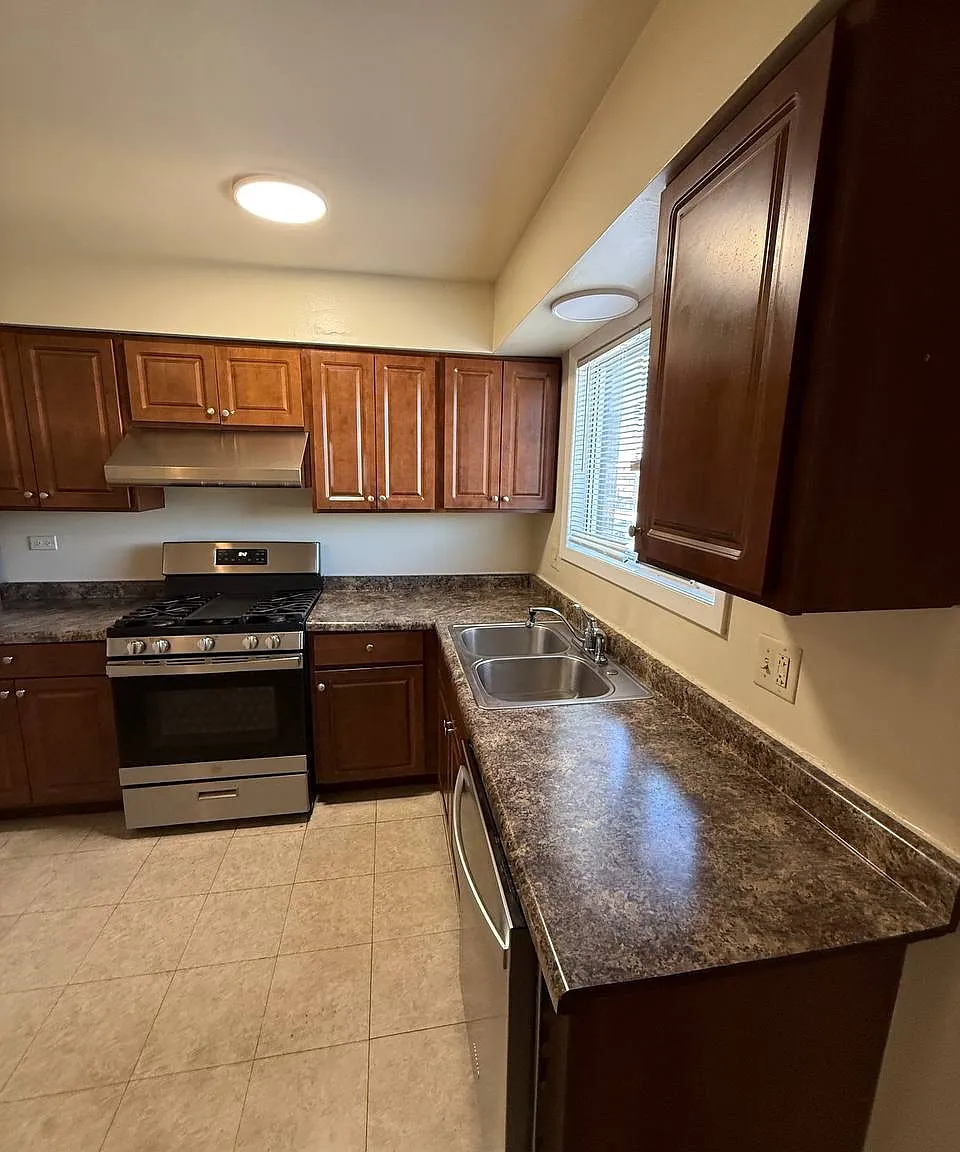 2 bed, 900 sqft, $1,700 — Photo 2