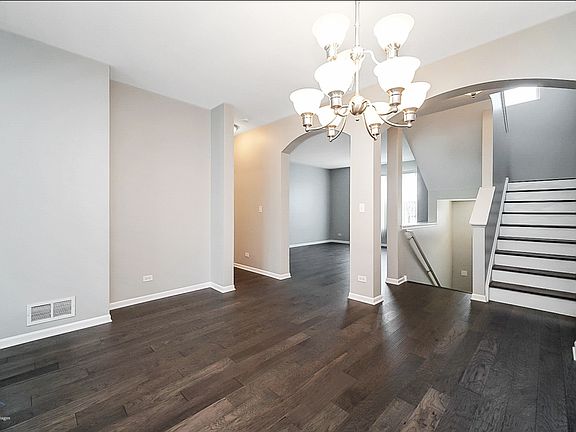 3rd image of 421 Grosvenor Ln
